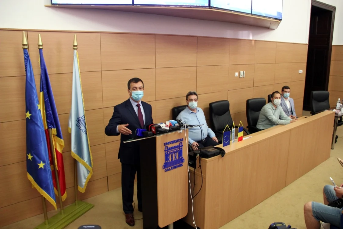 Rectorul Puiu-Lucian Georgescu alături de echipa care a creat procedura Foto: UGAL