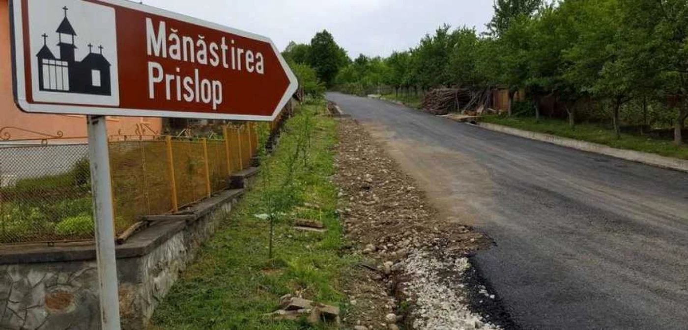 Modernizarea drumului a început în satul CInciş. FOTO: Daniel Guţă. ADEVĂRUL.