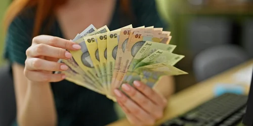 acesti oameni au noroc la bani, foto shutterstock jpg
