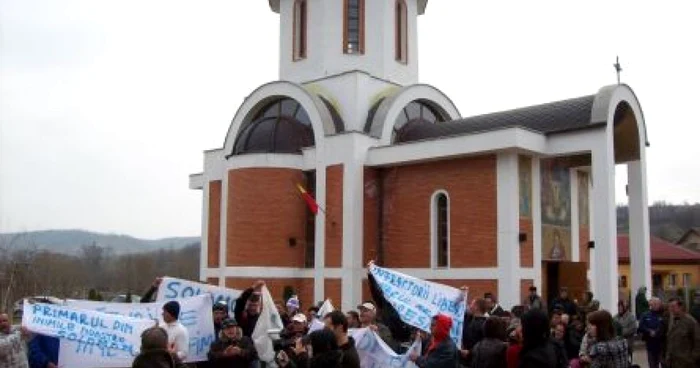 Protestul a avut loc în faţa bisericii din satul doljean