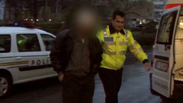 Şoferul era băut bine când a fost oprit de poliţişti. FOTOrtv.net.