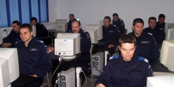 Absolveţii şcolilor de poliţie se vor putea angaja de la 1 decembrie