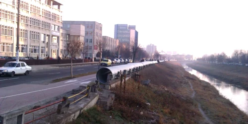 Tuburi de zeci de metri sunt depozitate în lungul pistei de biciclişti