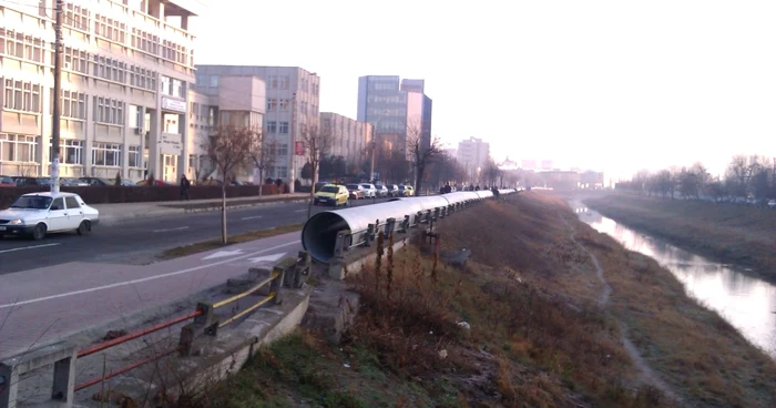 Tuburi de zeci de metri sunt depozitate în lungul pistei de biciclişti 