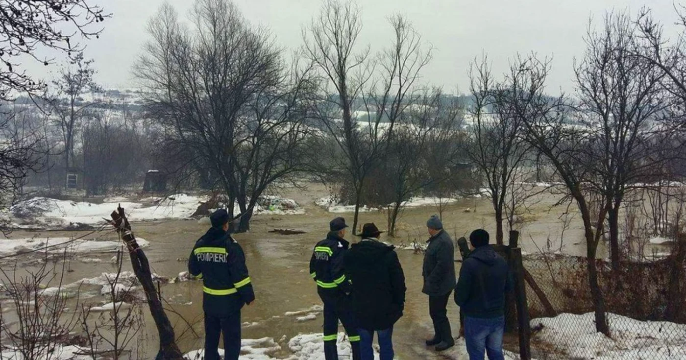Apele revărsate ale pârâului Suhu ameninţă din nou FOTO Mihai Rotaru