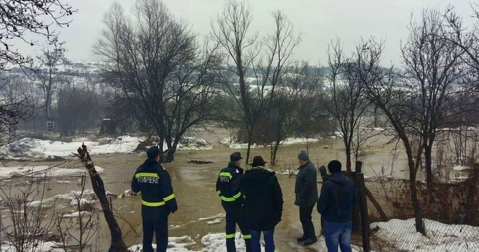 Apele revărsate ale pârâului Suhu ameninţă din nou FOTO Mihai Rotaru