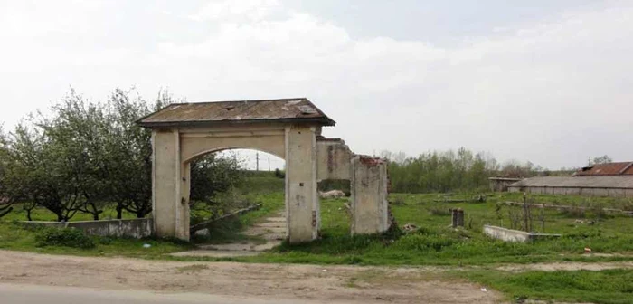 Din conacul Iliescu de la Drăgăneşti-Olt au mai rămas doar porţile impunătoare... (Foto: Mugurel Manea)