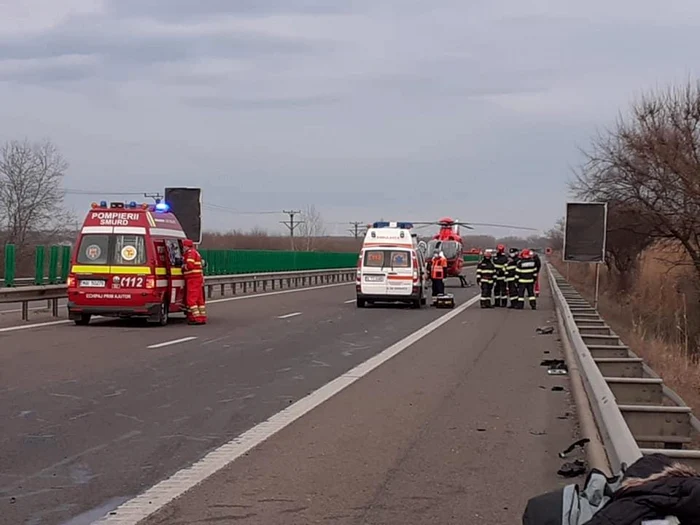 Un elicopter SMURD a preluat una dintre cele victime FOTO ISU Ialomiţa