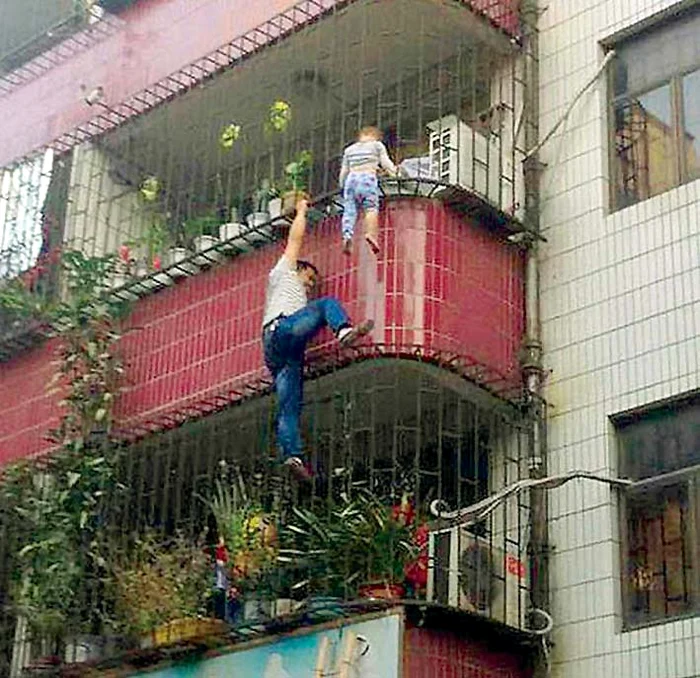 Până să vină pompierii, un bărbat care locuia la etajul trei s-a suit pe zăbrele şi l-a eliberat pe năzdrăvan