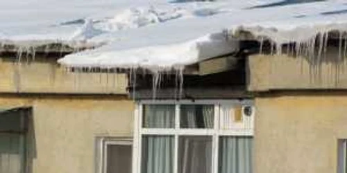 Atenţie la ţurţurii şi zăpadă de pe acoperişuri!