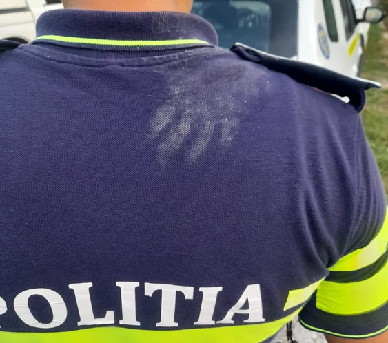 Copilul l-a strâns atât de tare pe polițist în brațe încât pe uniforma acestuia a rămas urma palmei 