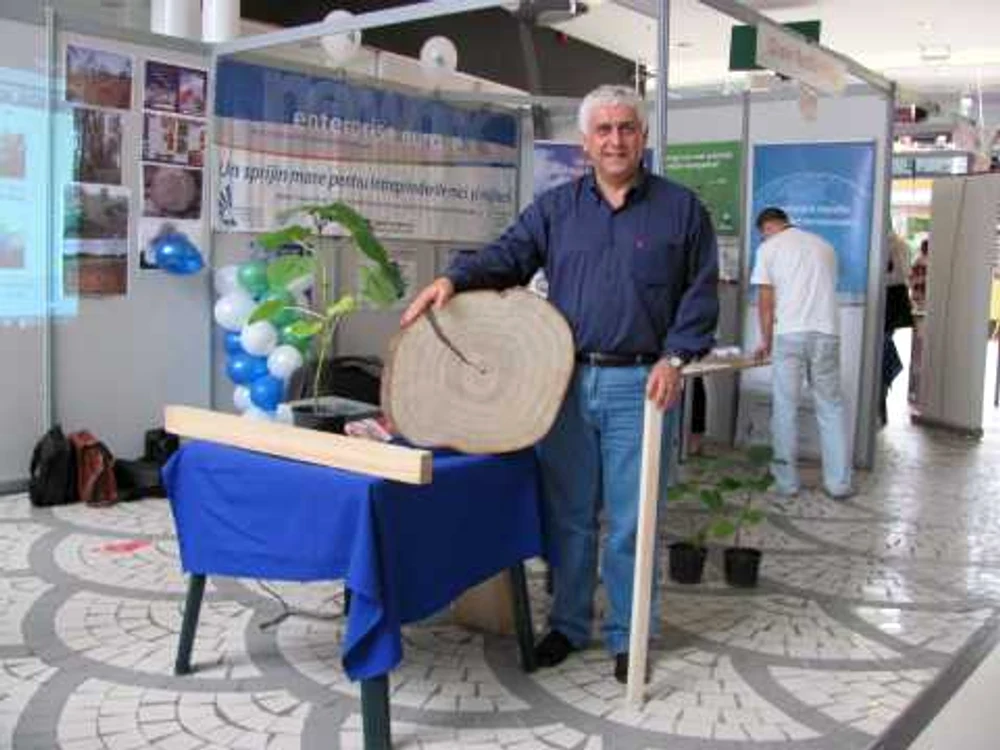 Marian Miron împreună cu copacul din China