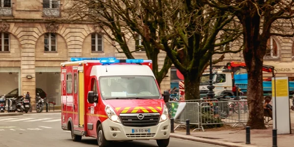 Ambulanta pompieri Franta FOTO Shutterstock