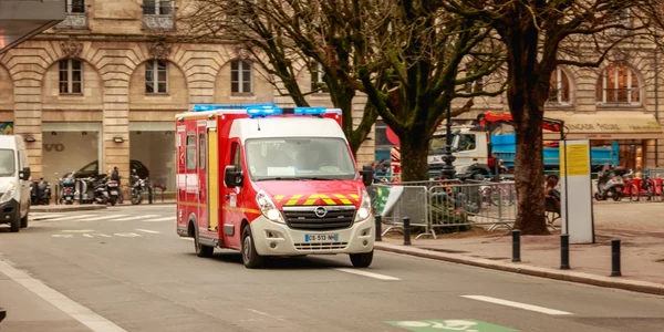 Ambulanta pompieri Franta FOTO Shutterstock