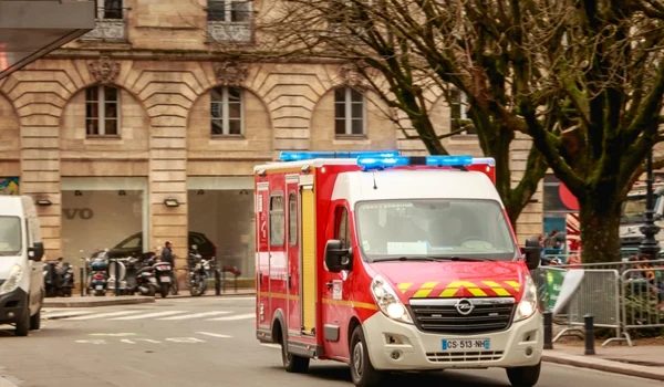 Ambulanta pompieri Franta FOTO Shutterstock