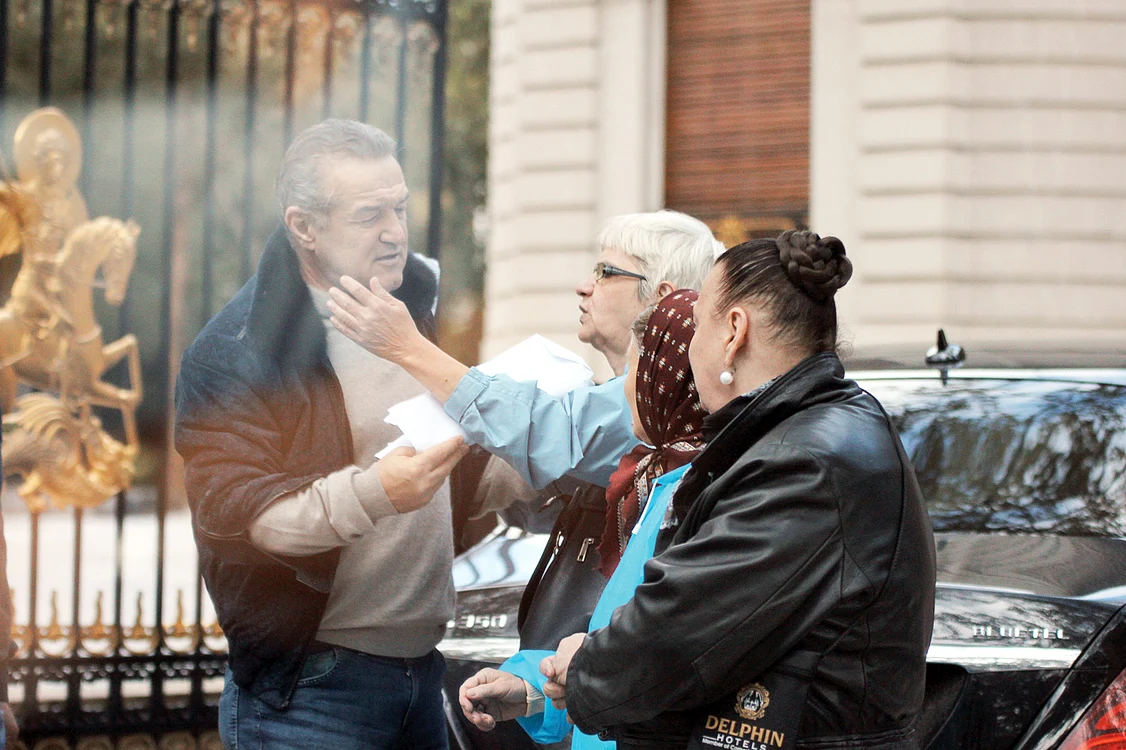 
    Oamenii l-au  întâmpinat la  sosirea cu maşinaFoto: Caps  