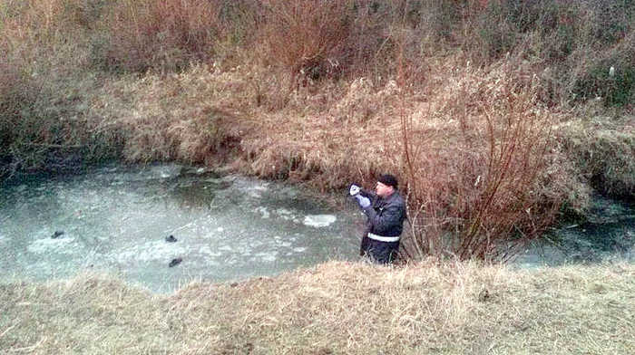 
    Copiii au fost găsiţi în apa  adâncă de 2 metriFoto: Vocea Transilvaniei  