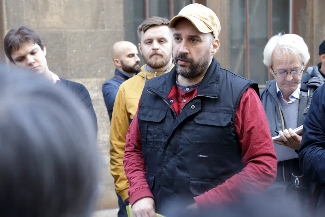 Potrivit istoricului Sascha Keil (în centru,  cu şapcă),  nu mai puţin de 2 milioane de berlinezi trăiau ascunşi în buncăre,  tuneluri şi adăposturi la finalul celui de-Al Doilea Război Mondial