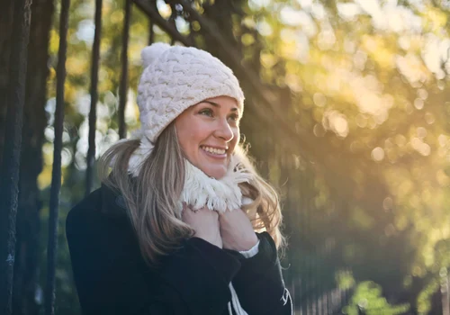 femeie frig pexels andrea piacquadio 783222 jpg