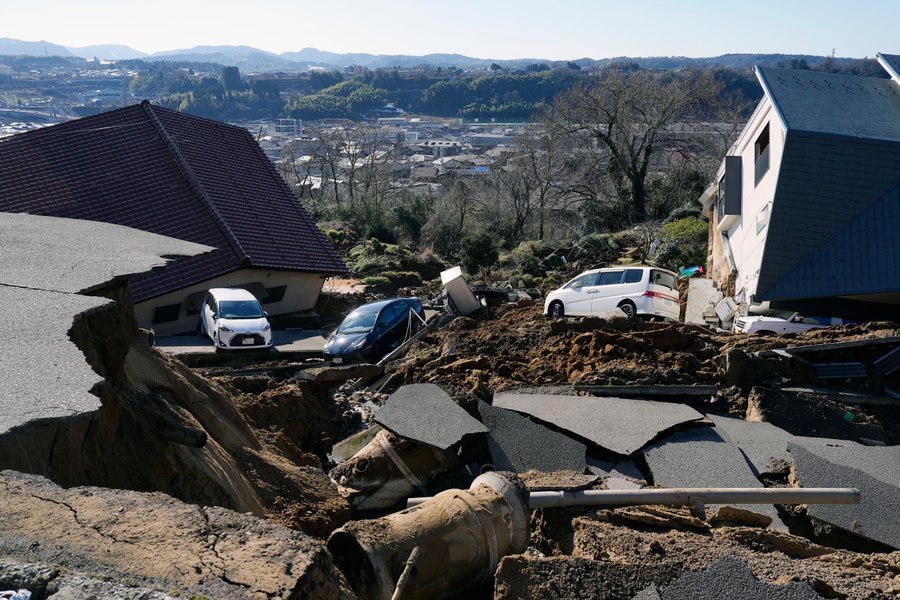 Femeie în vârstă de 90 de ani, scoasă în viață de sub dărâmături la 5 zile după cutremurul din Japonia