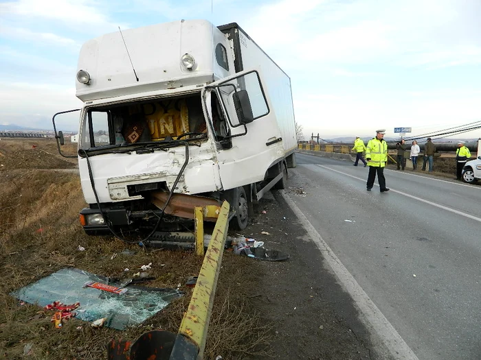 Impactul între cele  două TIR-uri a fost faţă-spate /Foto Arhiva 