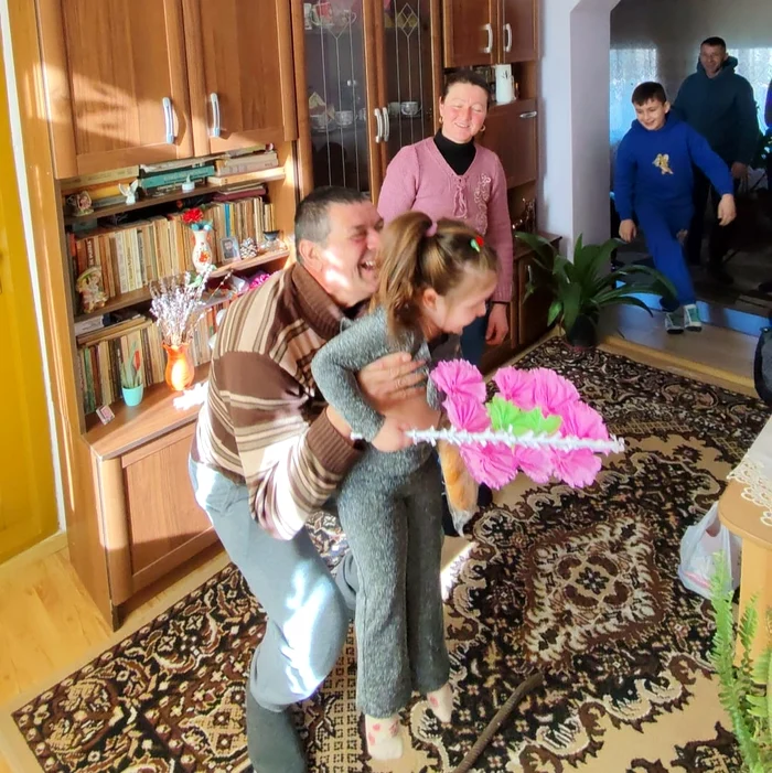 Obiceiul se practică în familie chiar și pentru copiii mai mari de 3 ani FOTO: C. Fircoiu