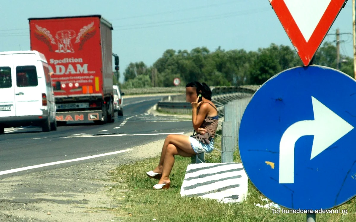 Prostituție pe DN 66. Foto: Arhivă. ADEVĂRUL