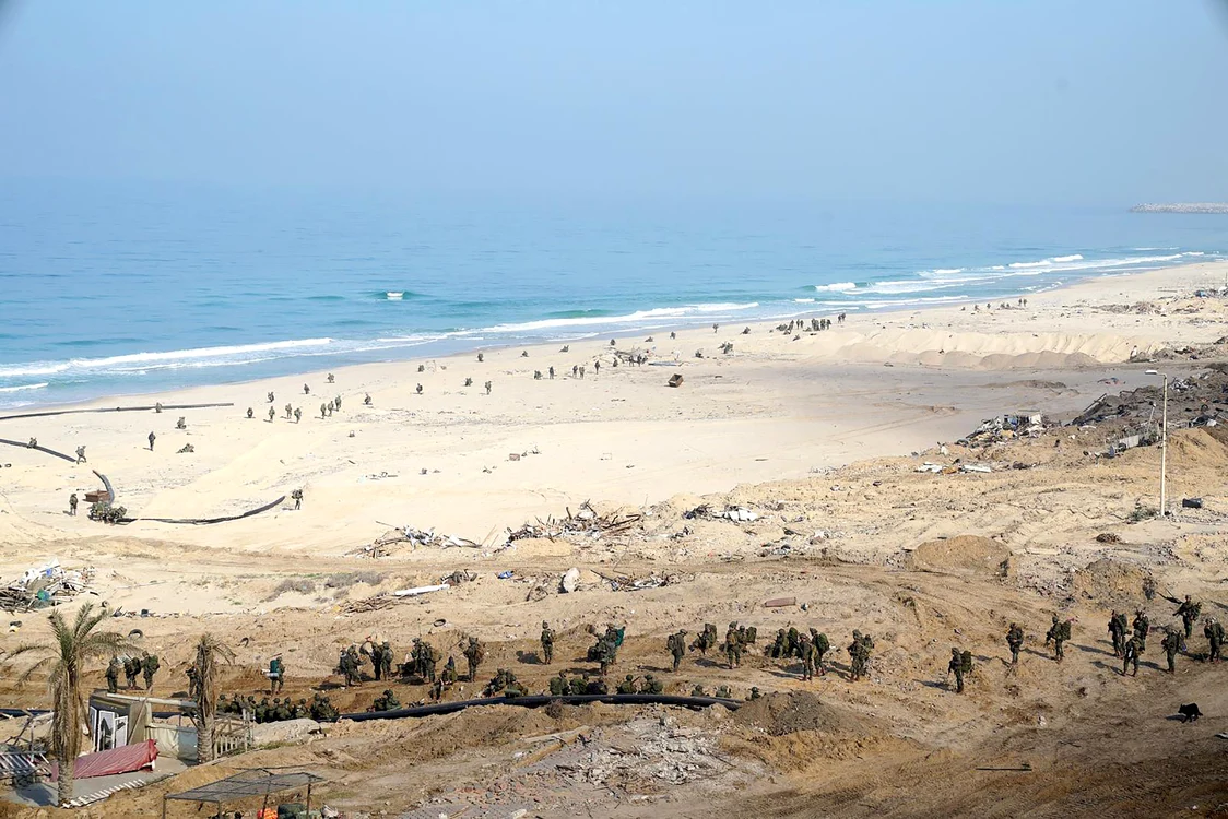 Soldați israelieni montând țevi Foto IDF via AFP
