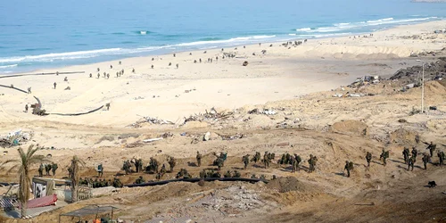 Soldati israelieni montand țevi negre pentru inundarea tunelurilor hamas foto AFP jpg
