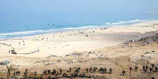 Soldati israelieni montand țevi negre pentru inundarea tunelurilor hamas foto AFP jpg