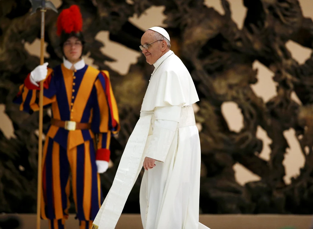 Papa Francisc a avut o apariţie neanunţată duminică dimineaţă, în Piaţa San Pietro de la Vatican.        FOTO Reuters