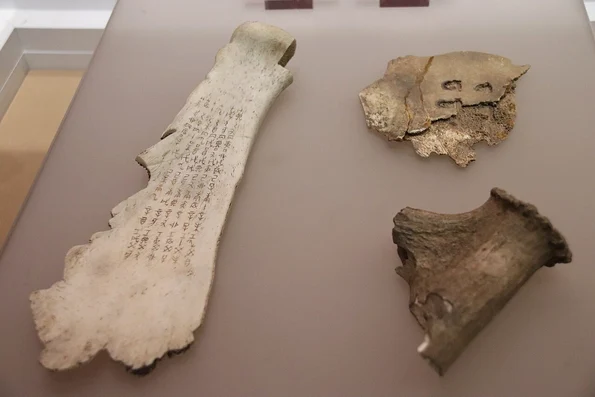 Oase oracol datând de la sfârșitul dinastiei Shang (© Gary Lee Todd, Ph.D / Wikimedia Commons)