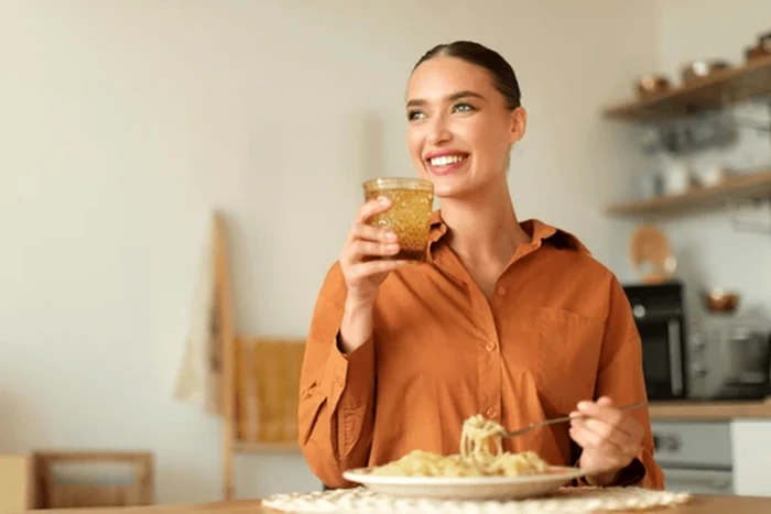 Cei mai mulți oameni beau apă în timpul mesei / foto: Shutterstock