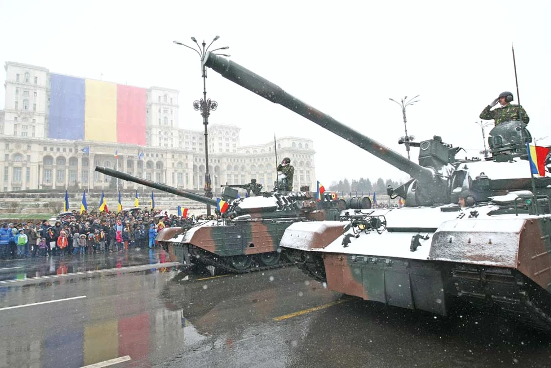 Tancurile au defilat în Piaţa Constituţiei