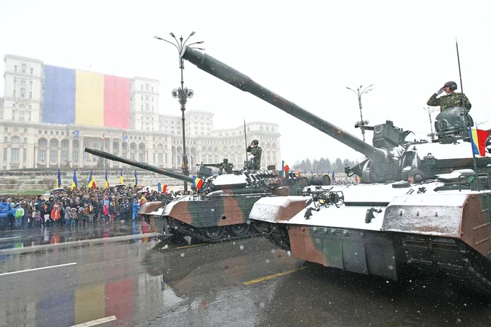 Tancurile au defilat în Piaţa Constituţiei