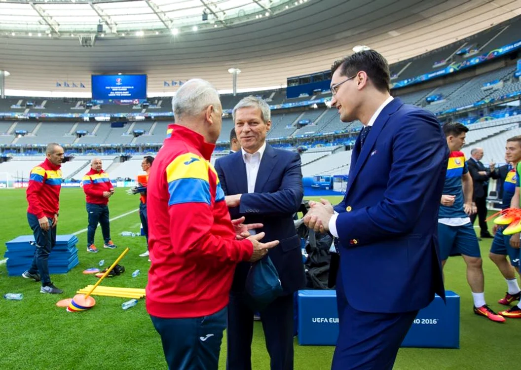 
    Dacian Cioloş, alături de cei de la echipa naţionalăfoto: arhivă personală  