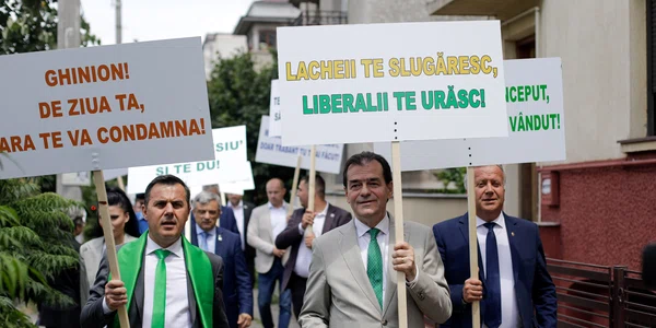 Ludovic Orban protestand la Cotroceni alaturi de parlamentarii Forța Dreptei 13 iunie 2023 FOTO Inquam Photos George Călin (1) jpg