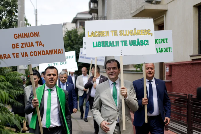 Ludovic Orban protestand la Cotroceni alaturi de parlamentarii Forța Dreptei 13 iunie 2023 FOTO Inquam Photos George Călin (1) jpg