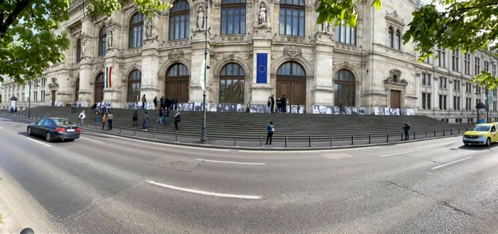 Portretele tinerilor care au murit în Colectiv au fost expuse pe scările Curţii de Apel Bucureşti. FOTO: Facebook/ Marian Rădună