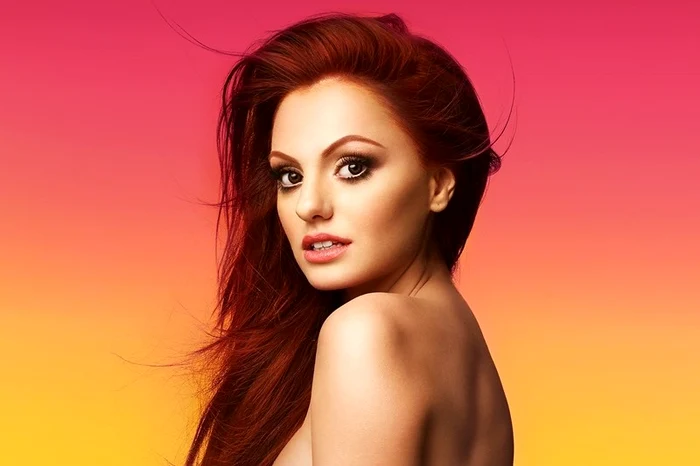 
    Alexandra Stan a purtat la rochia albă o geantă în formă de carte, frumos coloratăfoto: Gheorghe Chelu  