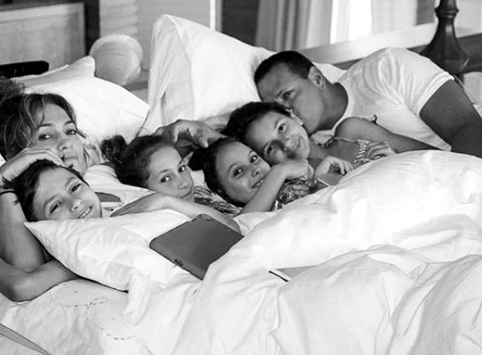 Jennifer Lopez are o relație cu Alex Rodriguez. Fiecare are doi copii din relații anterioare