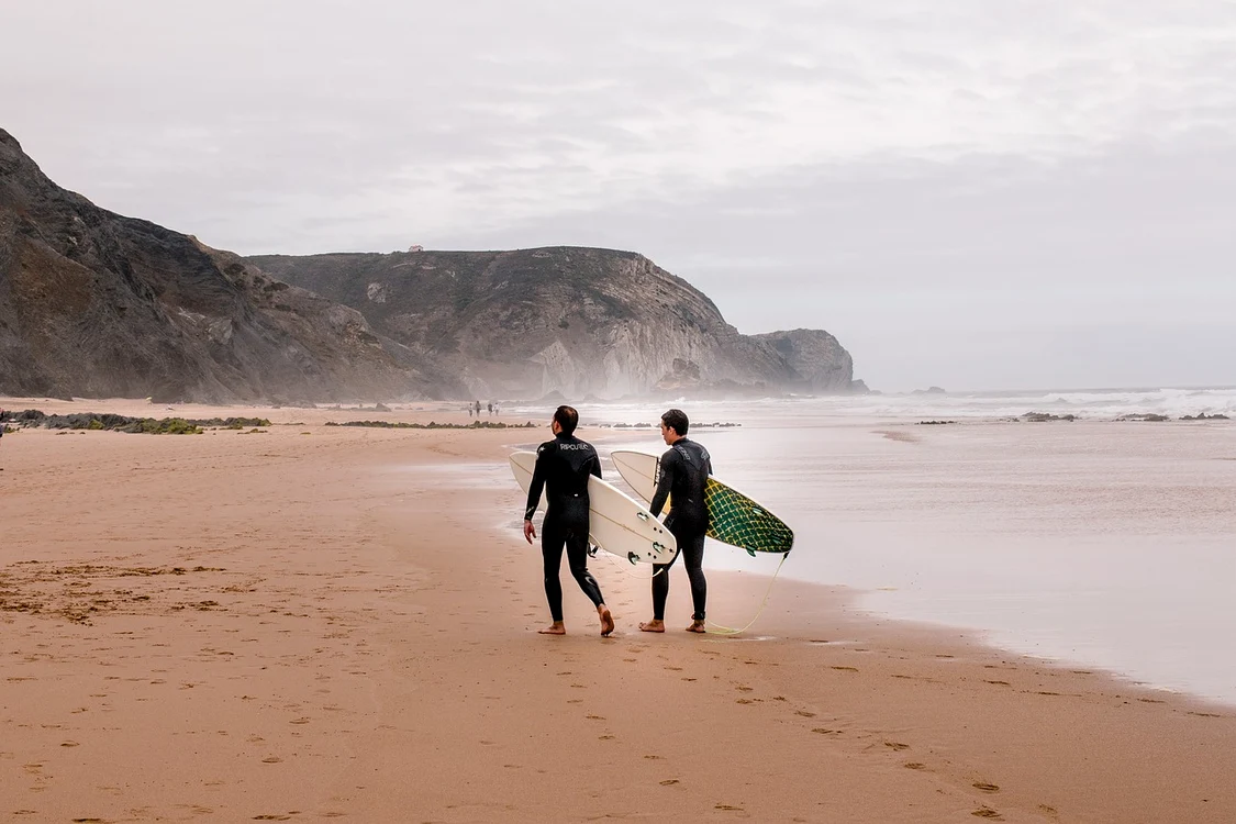 Mulți dintre turiști vin aici să facă surf / foto: Pixabay