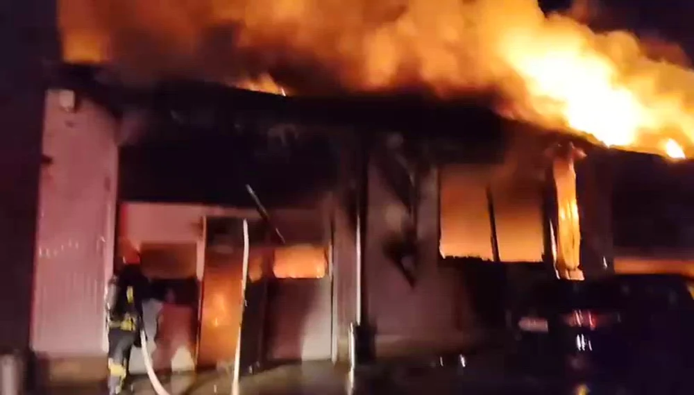 Incendiu puternic la un service auto din județul Galați. O persoană a suferit arsuri pe 80% din corp