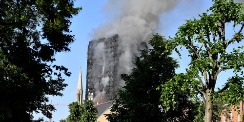 Fumul se ridică după ce un incendiu a cuprins Turnul Grenfell de 24 de etaje din Latimer Road West London