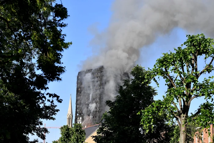 Fumul se ridică după ce un incendiu a cuprins Turnul Grenfell de 24 de etaje din Latimer Road West London