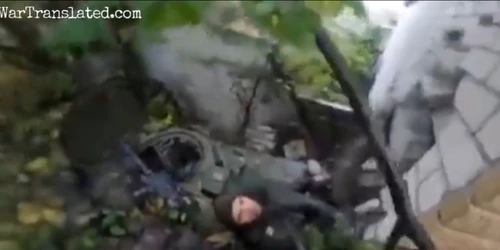 soldat rus cu piciorul strivit intre un blindat si un zid Foto Captura Twitter jpg