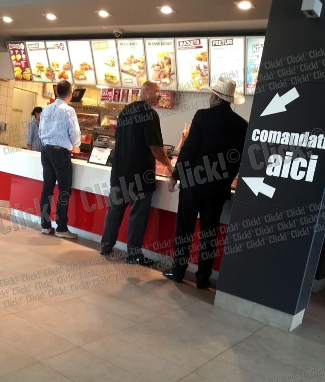 Bodyguarzii lui Akon i-au luat pui de la KFC