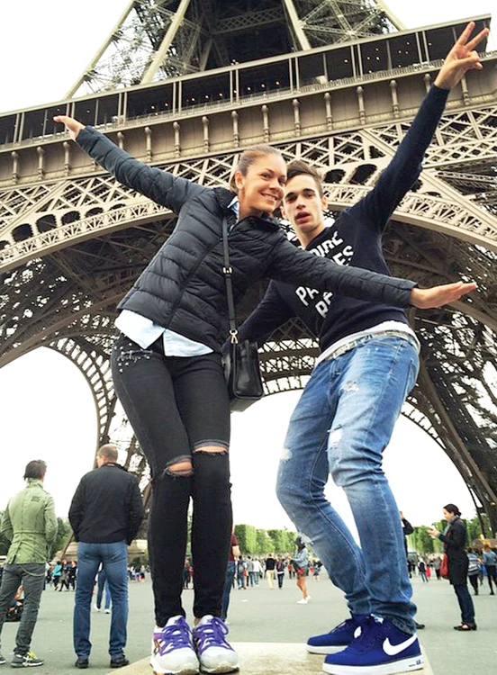Andreea Mitu şi fratele ei, Alexandru, la Turnul Eiffel