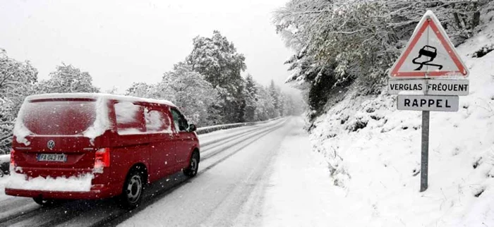 Un vehicul circulă pe un drum înzăpezit duminică în departamentul Hautes-Pyrenees, din sud-vestul Franţei FOTO AFP