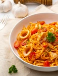 Paste cu sos de rosii si calamari  Sursa foto shutterstock 2266108825 jpg